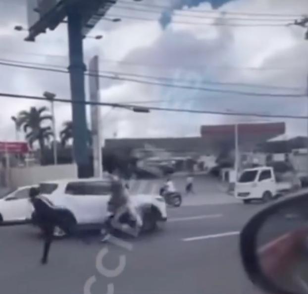 Conductor de la Churchill dice que su vida corrió peligro, y se vio obligado a defenderse de motociclistas