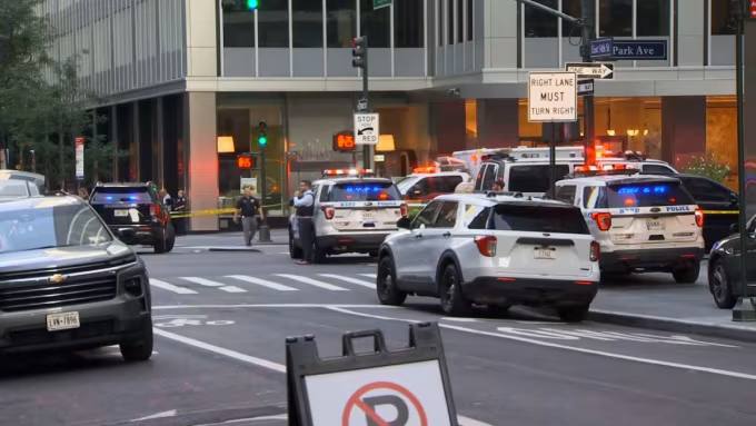 Cuatro muertos, entre ellos un policía, en un tiroteo múltiple en un edificio de oficinas de Nueva York