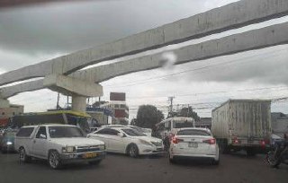 Denuncian tráfico caótico en Santiago por falta de semáforos y agentes tras obras del monorriel