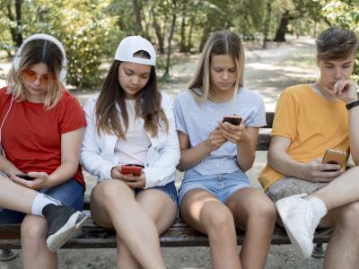 Desconectar a los jóvenes de pantallas adictivas