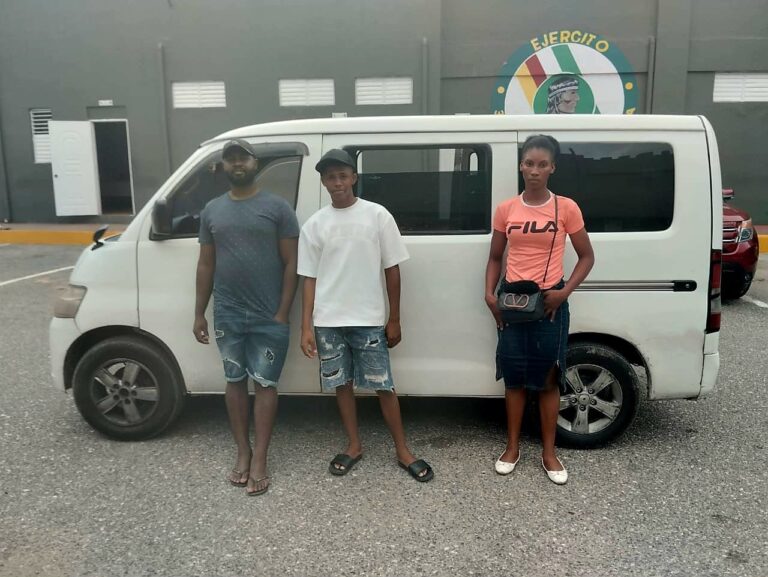 Detienen dos hombres por transportar extranjera en situación migratoria irregular en Azua