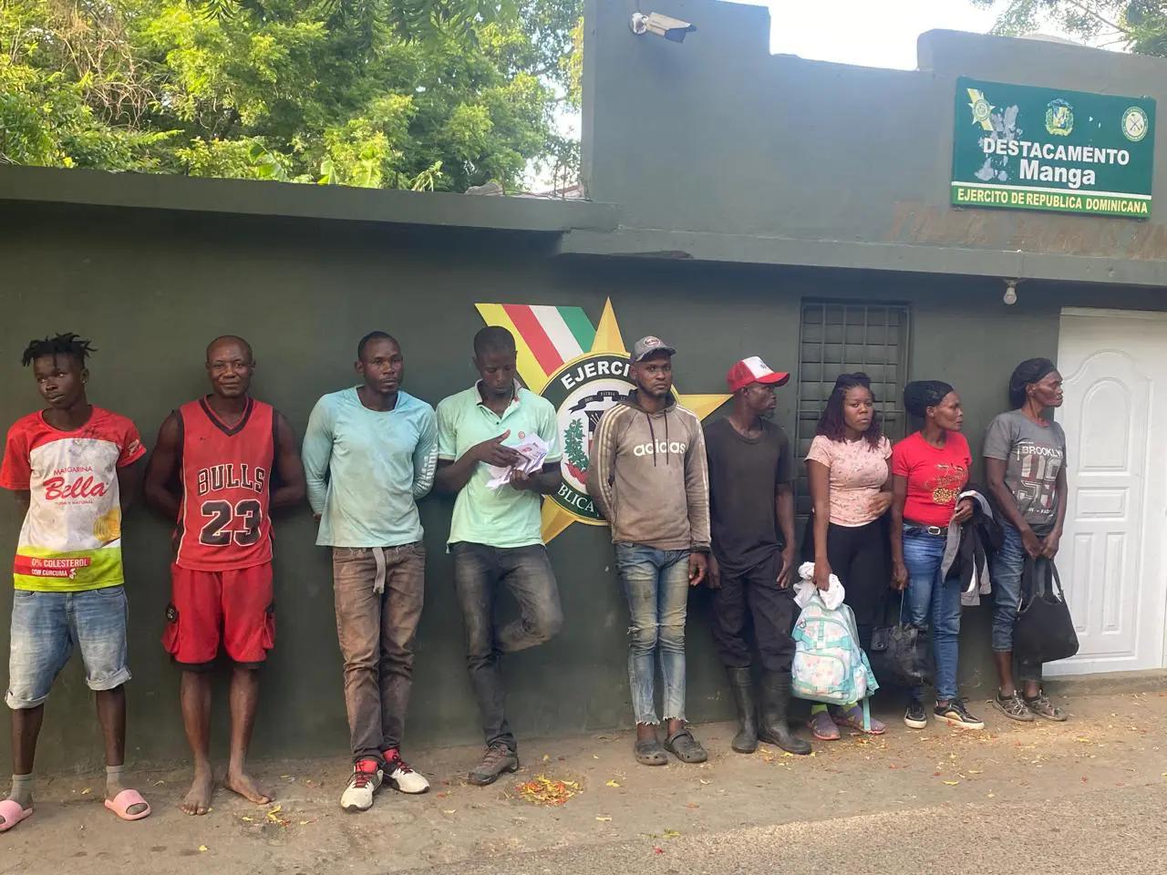 Detienen haitianos indocumentados en motocicletas en Hatillo Palma, Montecristi