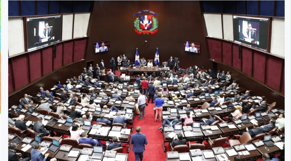 Diputados aprueban Ley de Contrataciones que encarcelaría a funcionarios que negocien con el Estado