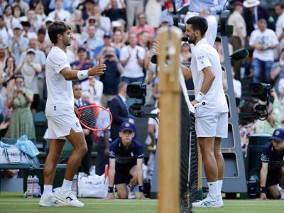 Djokovic y Sinner avanzan en Wimbledon y se medirán en semis