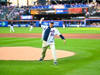 Doctor Ramón Tallaj lanza primera bola en Citi Field