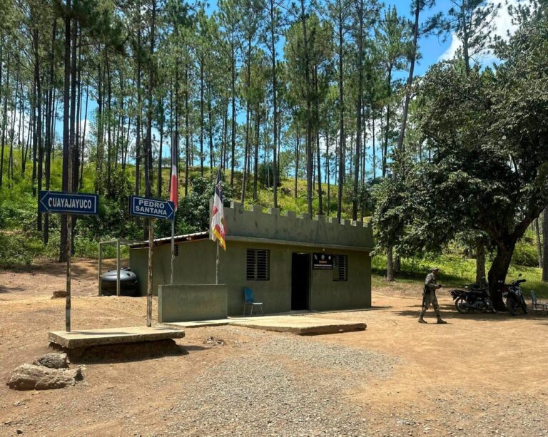 Dominicanos obligados a transitar por Haití para acceder a comunidades de Elías Piña