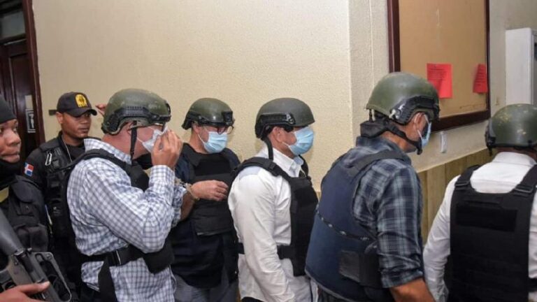 Dos imputados admiten cargos en red de sobornos en instituciones del Estado por $100 MM