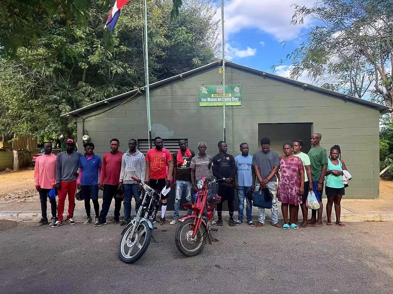 Ejército detiene grupo de 15 nacionales haitianos en Las Matas de Santa Cruz