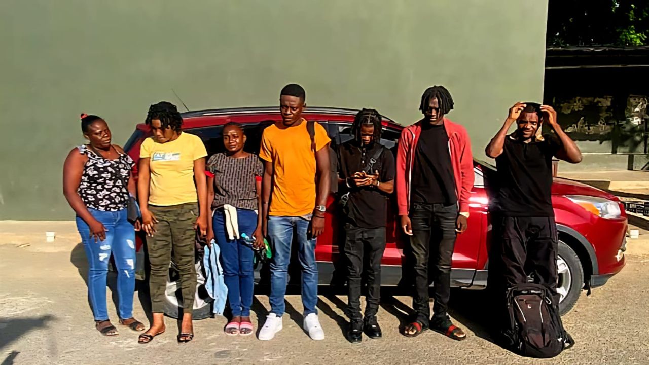 Ejército detiene pareja con nueve ciudadanos haitianos en situación migratoria irregular en un vehículo en Mao