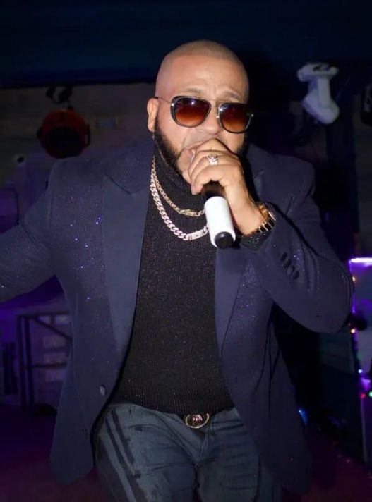 “El Galán de la Bachata” denuncia robo de más de RD$3 millones y prendas