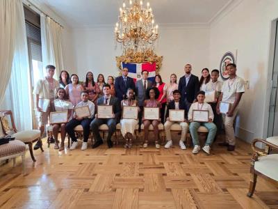 Embajada dominicana en España reconoce a estudiantes meritorios