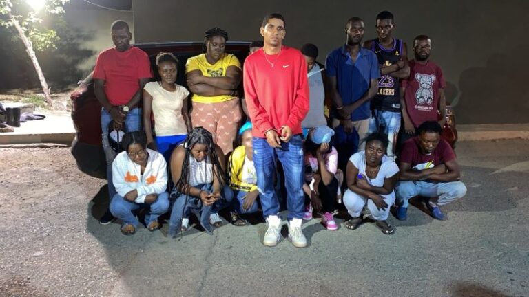 ERD intercepta yipeta con 14 haitianos indocumentados en Mao; conductor detenido
