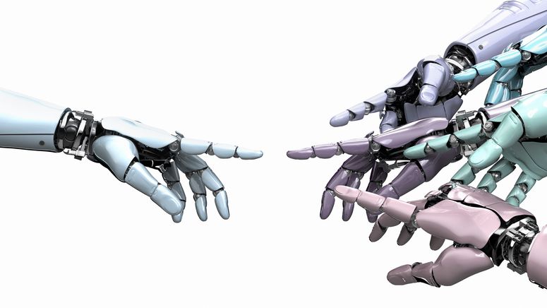 La mano de un robot apunta a las de otros