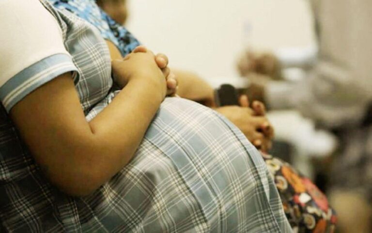 Familiares de las menores embarazadas por adultos no denuncian violaciones