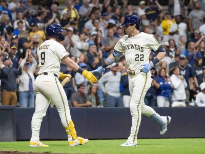 Freddy Peralta apaga a los Dodgers y Milwaukee arrolla con poder