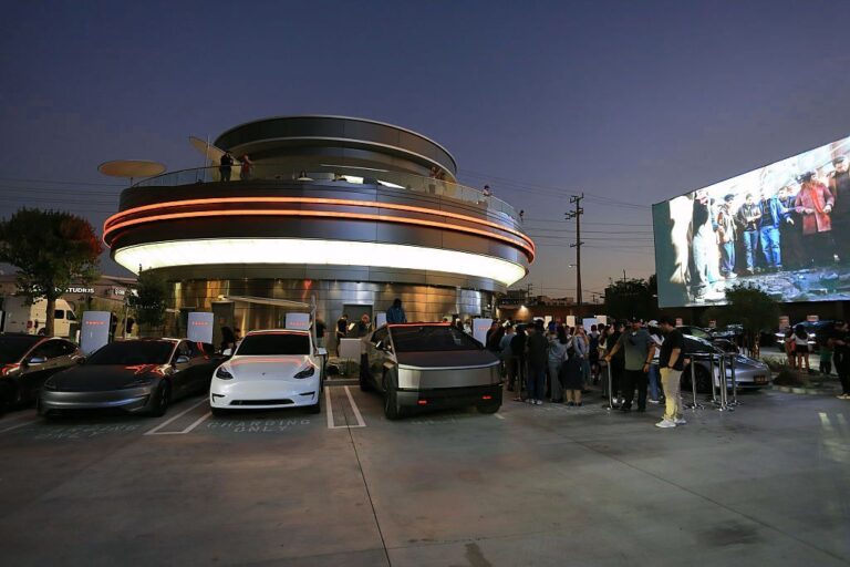 Fuimos al nuevo restaurante de Tesla con hot dogs de 17 dólares y gente que todavía es fan de Musk