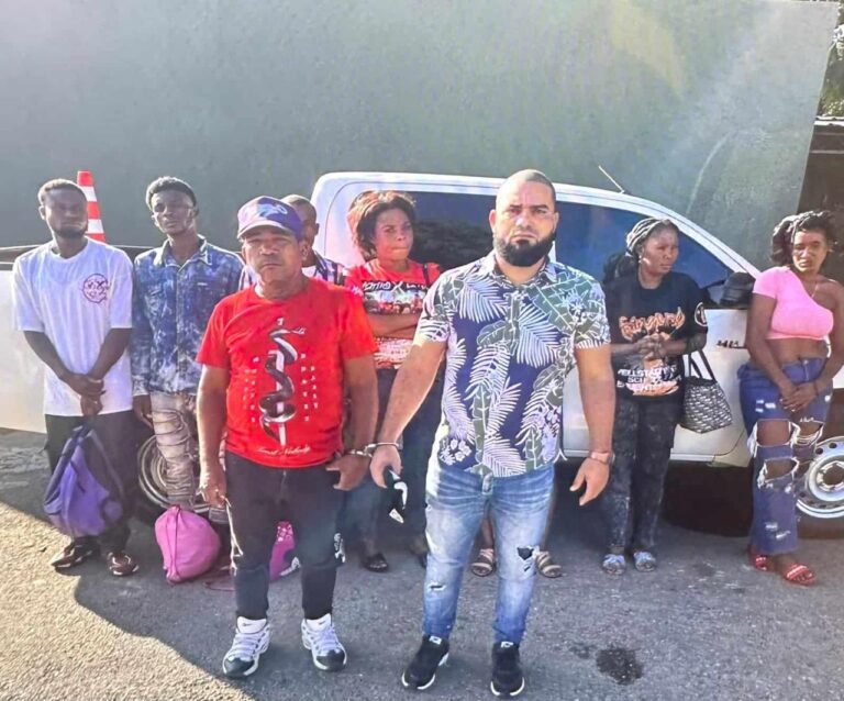 Funcionario de obras públicas en Dajabón es apresado transportando 10 haitianos indocumentados