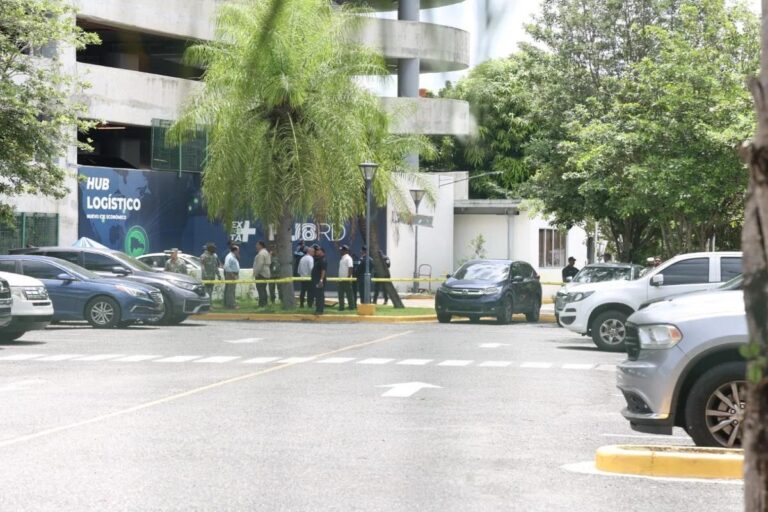 Hombre se lanza desde el cuarto piso del parqueo de Ágora Mall