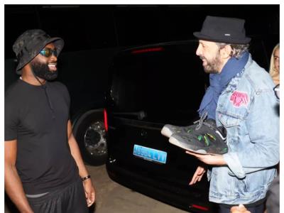 Jaylen Brown regala sus tenis a Juan Luis Guerra tras concierto