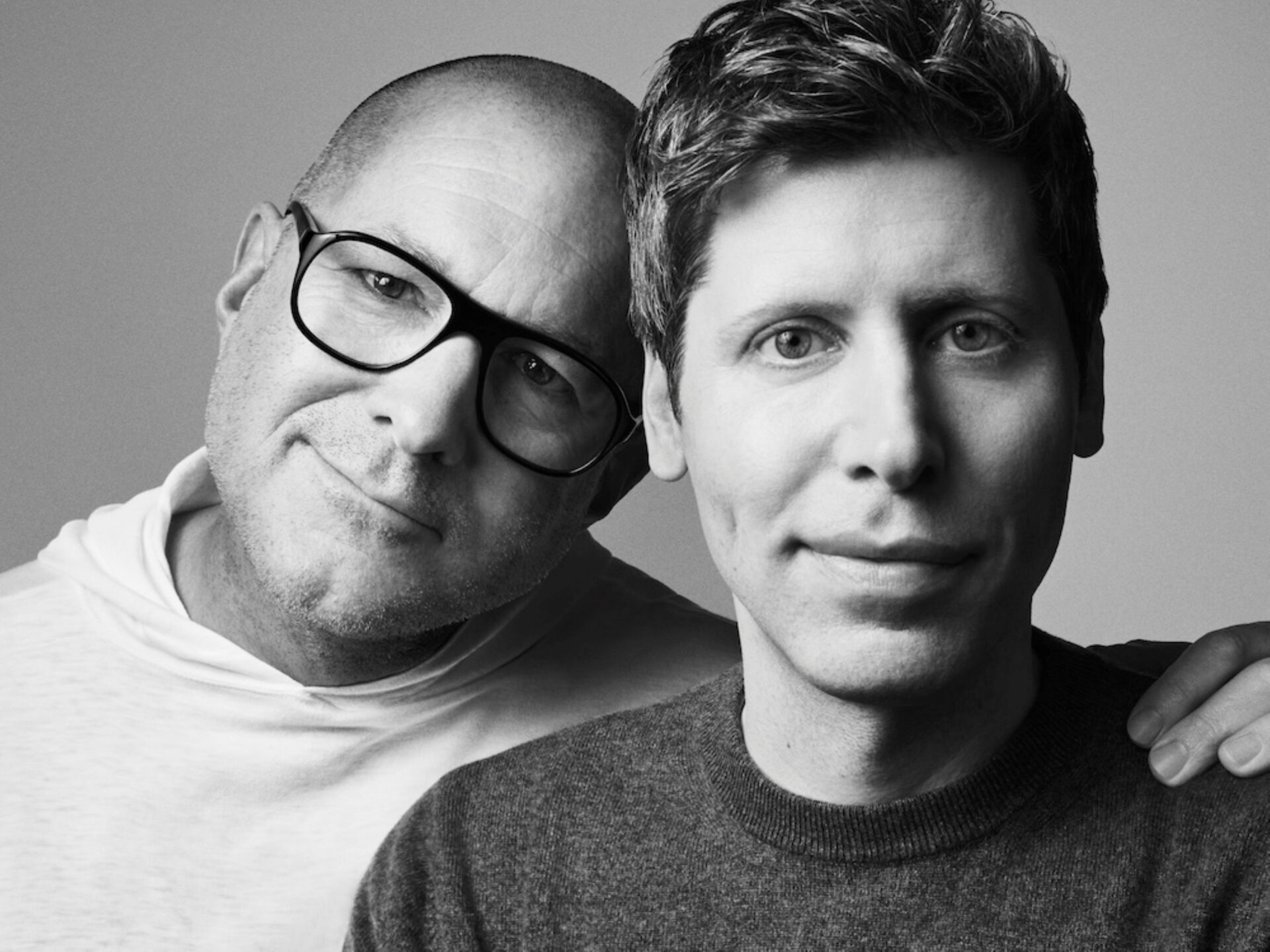 Jony Ive y Sam Altman cierran trato millonario para revolucionar el mercado del hardware con IA