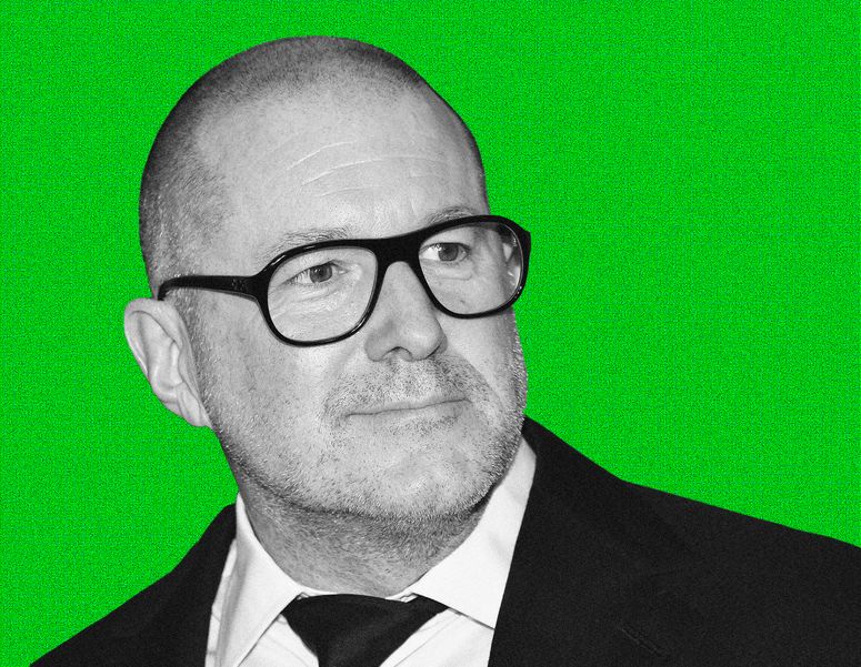 Jony Ive, ex-diseñador de Apple. En un fondo color verde