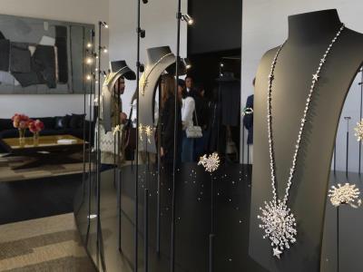Joyas costosas brillan en la Alta Costura de París