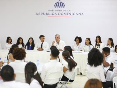 Luis Abinader se reúne con más de 300 jóvenes de la provincia Duarte