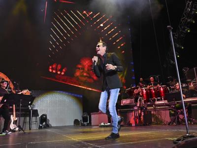 Marc Anthony pone al público de Marbella de pie con su salsa