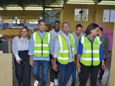 Ministro de Deportes recorre obras deportivas en Monte Plata