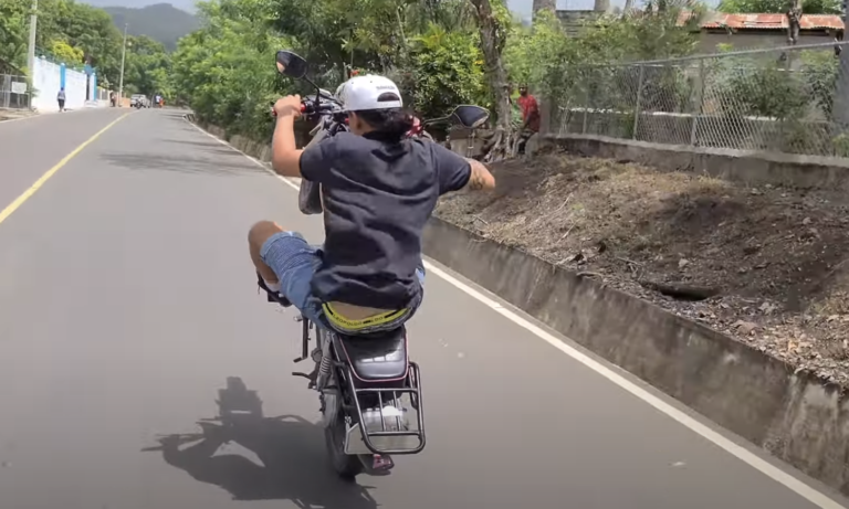 Niño de seis años en cuidados intensivos tras ser atropellado por motorista que calibraba en Santiago