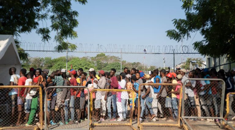 Oficialismo defiende redadas migratorias pese a críticas de la Iglesia y defensores de derechos humanos
