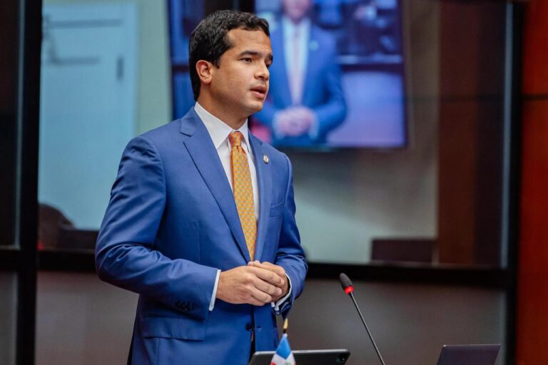 Omar Fernández denuncia déficit de cupos escolares y expresa inquietud por cantidad de estudiantes haitianos