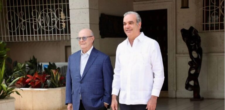 Presidente Luis Abinader se reúne con Hipólito Mejía para tratar tema haitiano