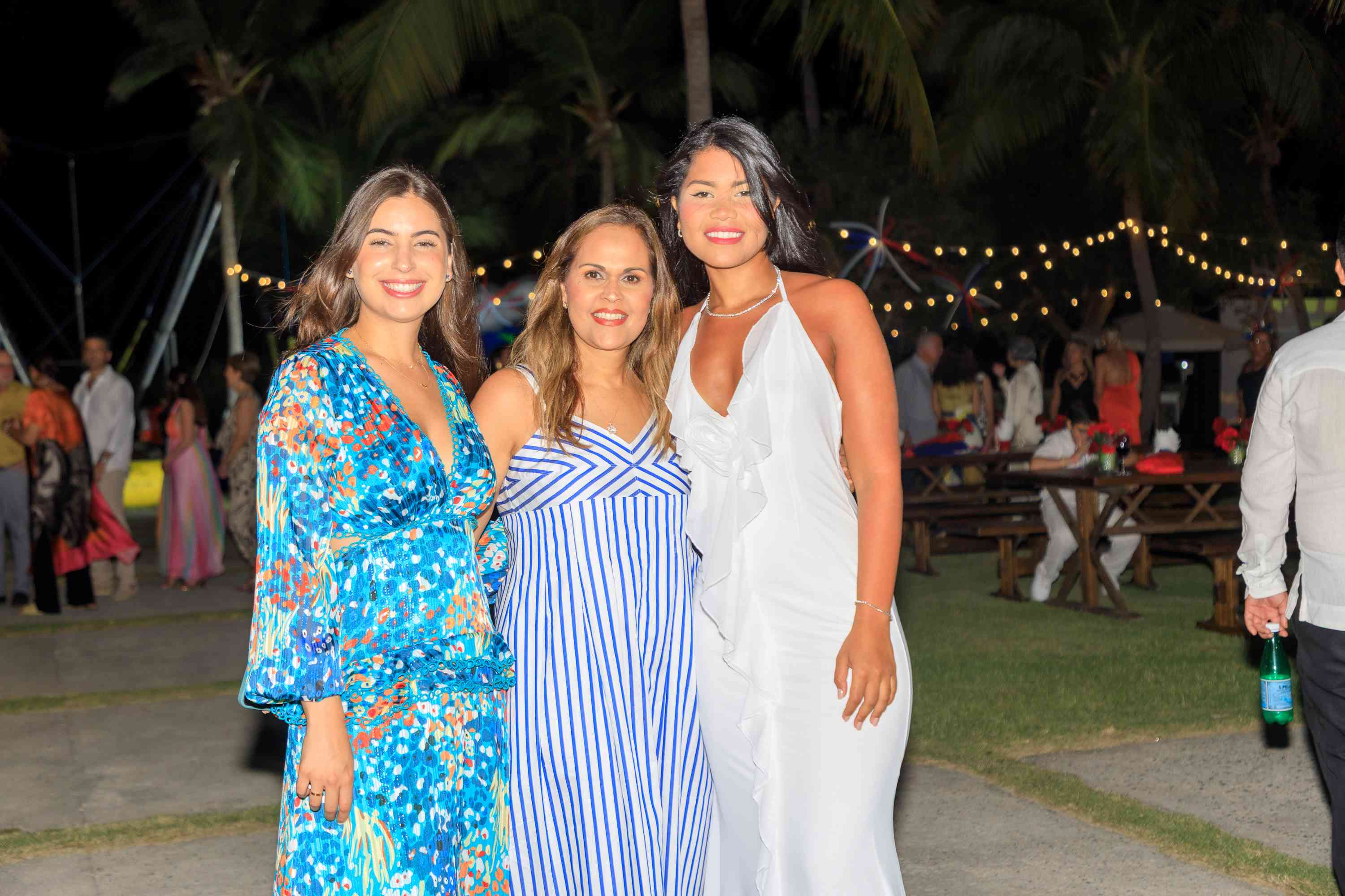Isabel Perna, Maria Teresa de Cortes y Desiree Cortes.
