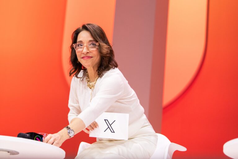 Renuncia la CEO de X, Linda Yaccarino, en medio de acusaciones de antisemitismo contra Grok