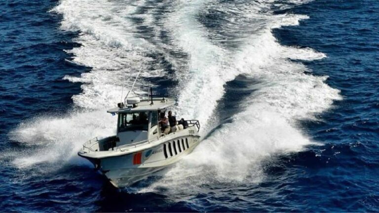 Rescatan a 17 personas tras naufragio en costas de La Altagracia