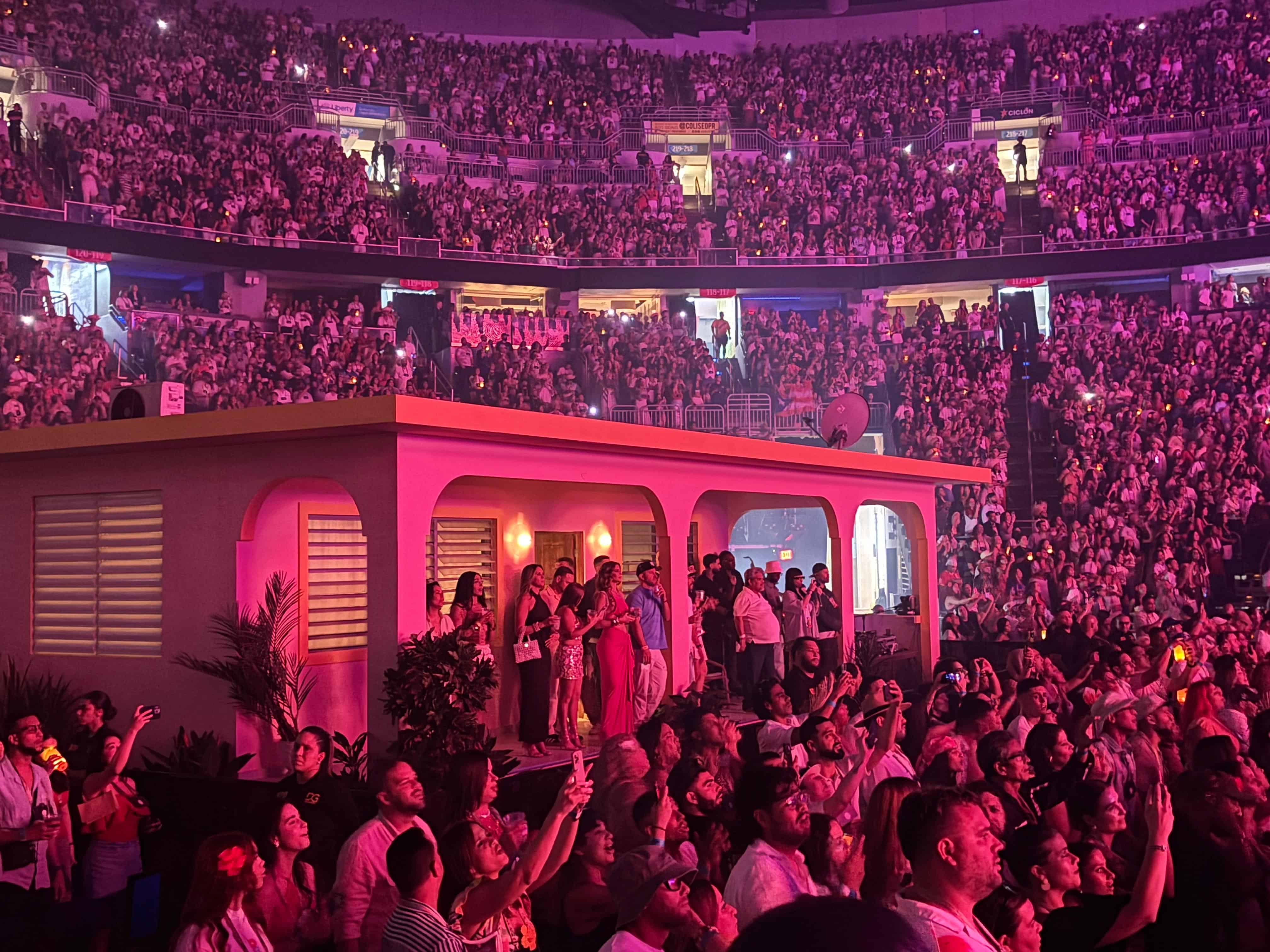 La casa a tamaño real dentro del Coliseo de Puerto Rico.