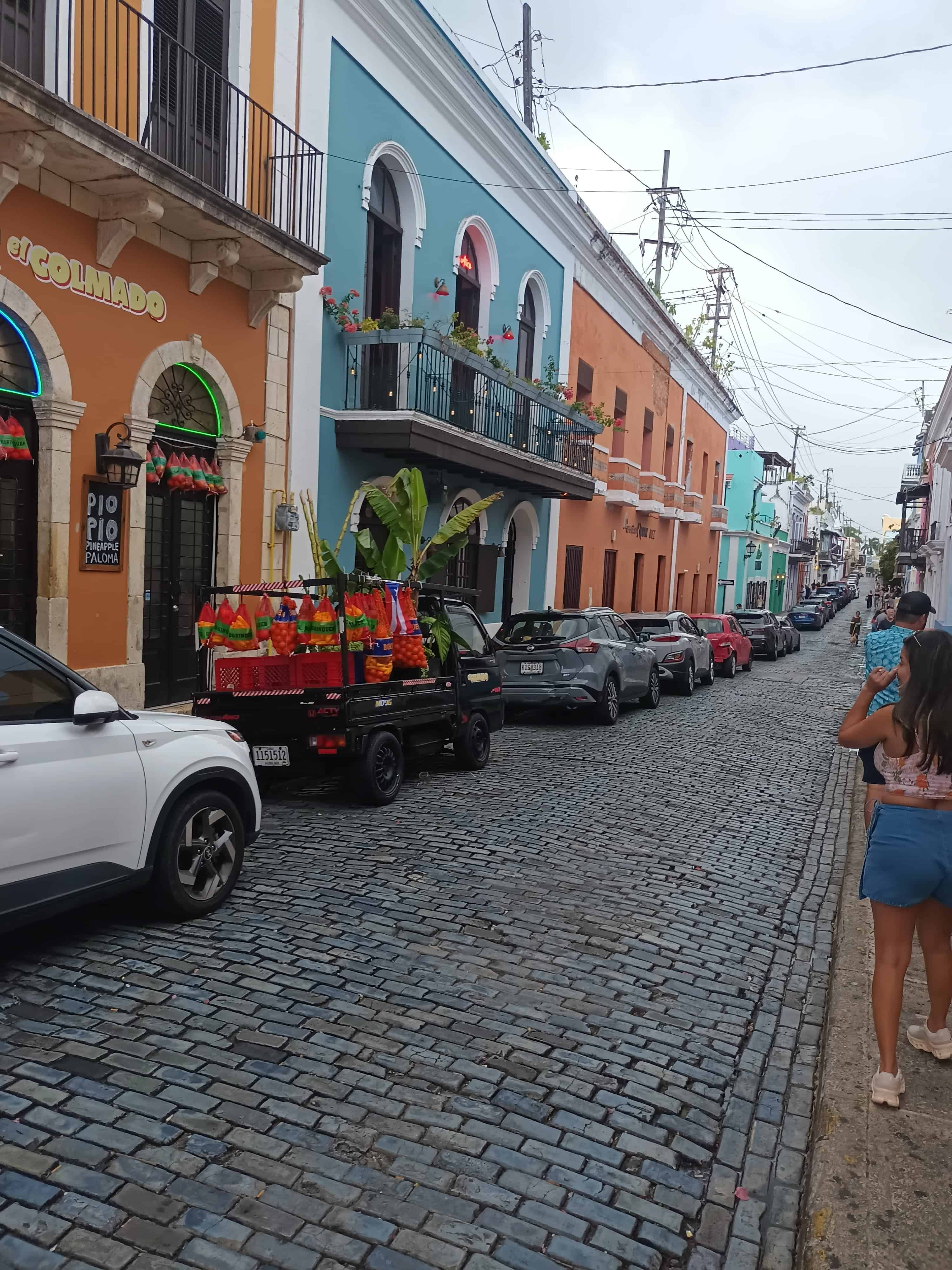 En las calles se refleja un ambiente de orgullo boricua.