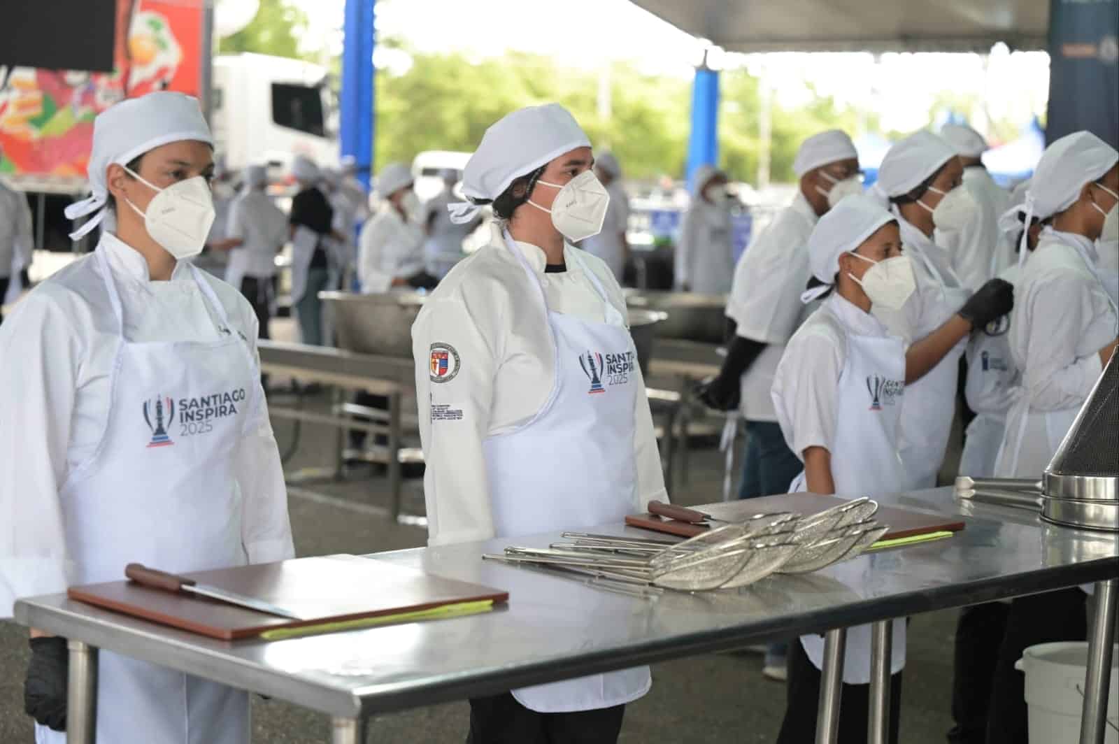 El objetivo es superar la cifra mínima de 200 kilogramos (440 libras) exigida por Guinness, con una meta estimada por los organizadores de más de 1,400 libras de mofongo.