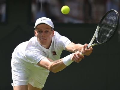 Sinner avanza con facilidad en Wimbledon, adiós prematuro de Zverev