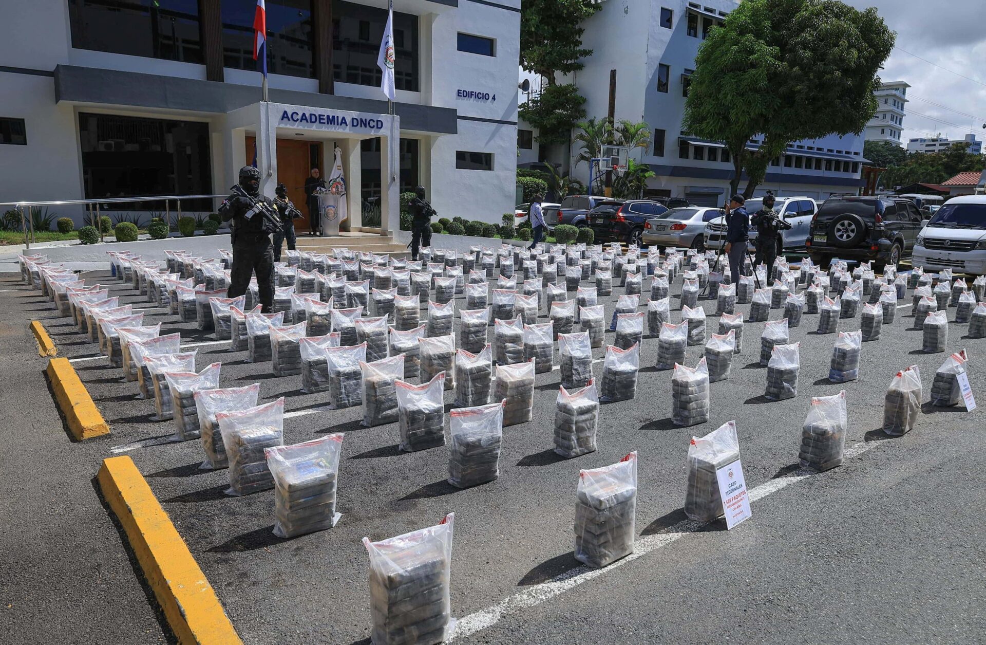 Tres dominicanos y un colombiano detenidos con más de 1.5 toneladas de cocaína en Pedernales