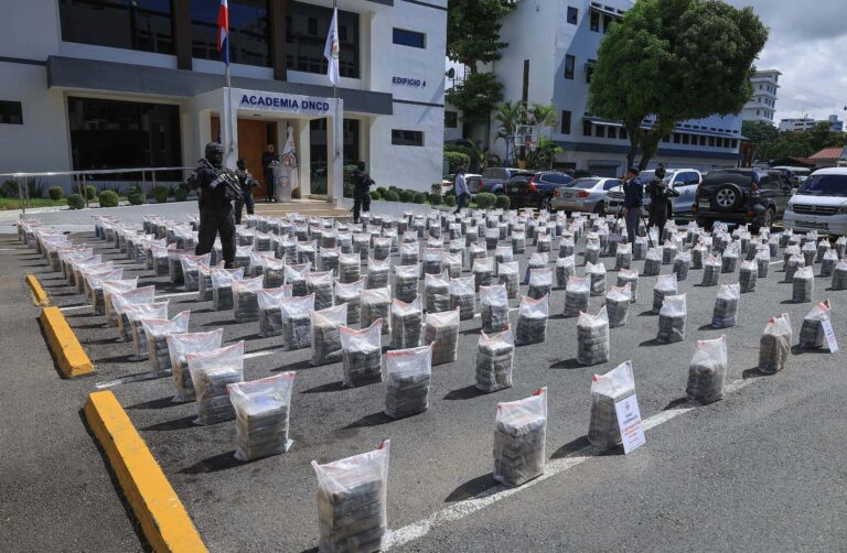 Tres dominicanos y un colombiano detenidos con más de 1.5 toneladas de cocaína en Pedernales