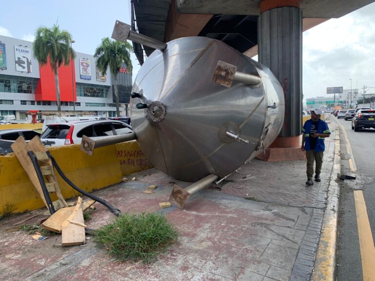 Un camión chocó contra una columna en el cruce de avenidas John Kennedy y Winston Churchill.