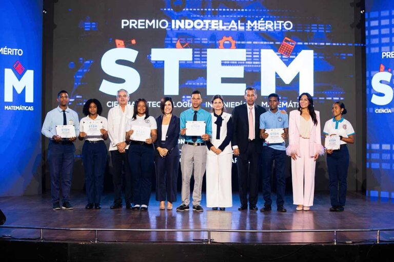 Vicepresidenta Raquel Peña encabeza primera entrega del Premio al Mérito estudiantil en STEM