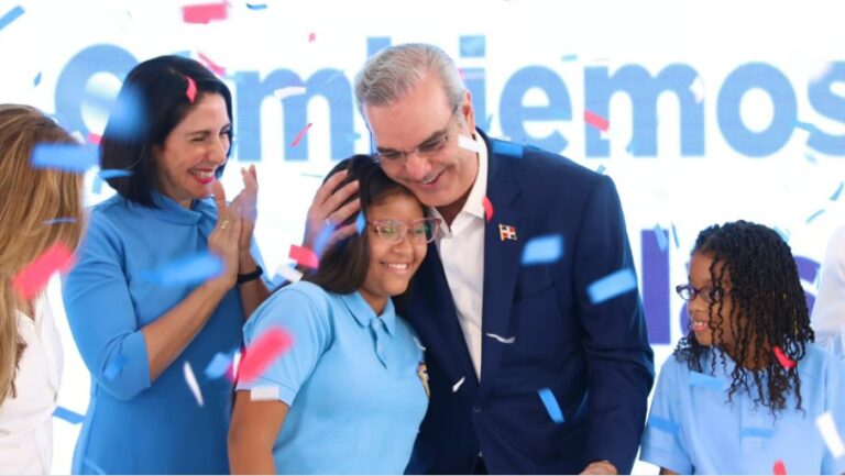 Abinader: “El kit escolar llegará al cien por ciento de los estudiantes”