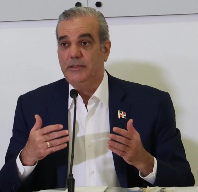 Abinader justifica exclusión de causales: “Hay temas religiosos que tú no los puedes imponer”