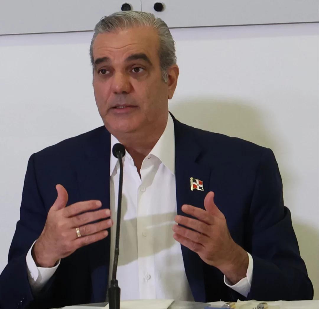 Abinader justifica exclusión de causales: “Hay temas religiosos que tú no los puedes imponer”