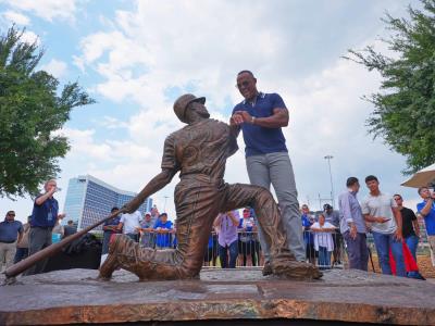 Adrián Beltré ya tiene su estatua en el estadio de los Rangers