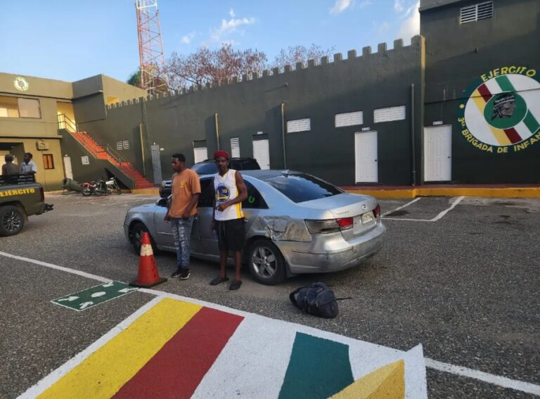 Apresan a conductor con haitiano oculto en vehículo en San Juan