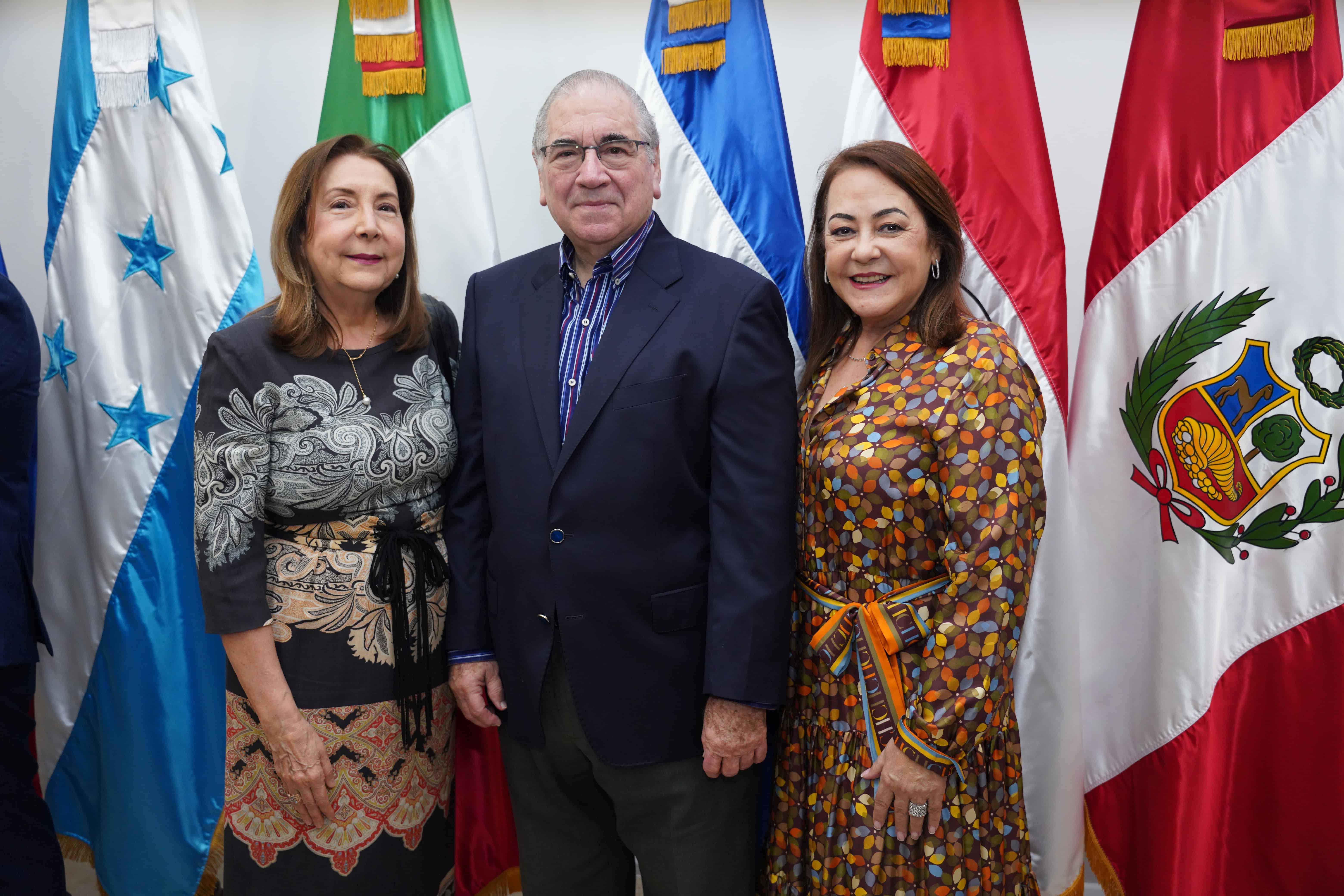 Francis Pou de Garci´a, Manuel Garci´a Are´valo y Norma Molina.